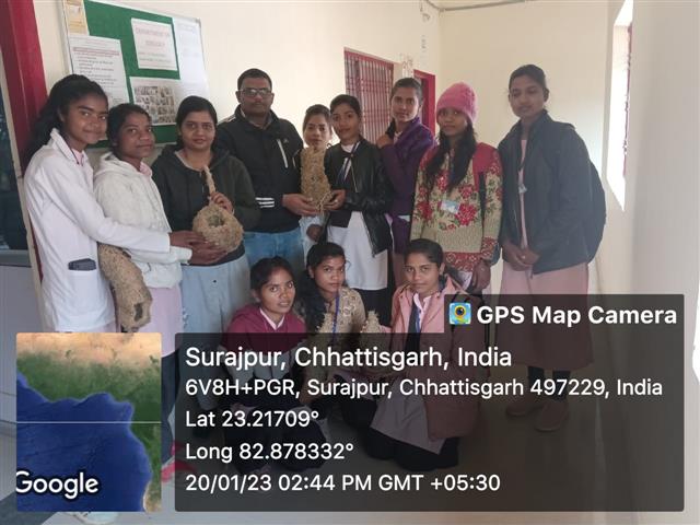विद्यार्थियों ने प्राकृतिक घोंसला एवं बर्ड हाउस प्राणीशास्त्र विभाग को प्रदान किया