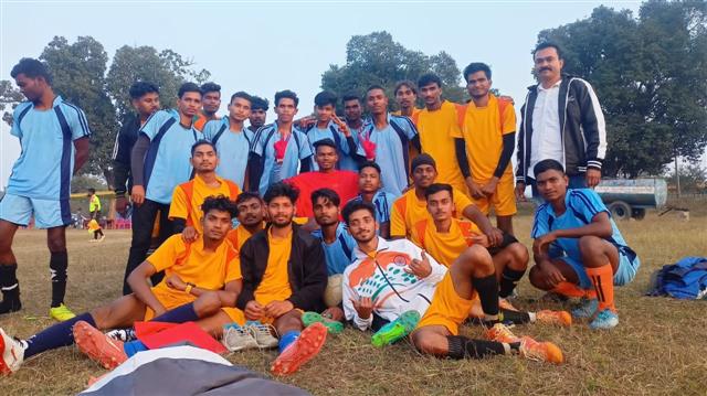 महाविद्यालय की पुरुष फुटबॉल टीम ने परिक्षेत्र स्तरीय फुटबॉल (पुरुष) प्रतियोगिता में भाग लिया।