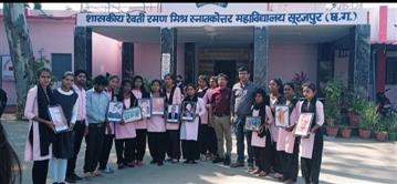 एम ए अर्थशास्त्र  के छात्र-छात्राओं ने  प्राचार्य को सौंपा अर्थशास्त्रियों का स्मृति चित्र