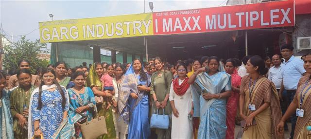 महाविद्यालय केे छात्राओं को फिल्म दिखाने ले जाया गया। 