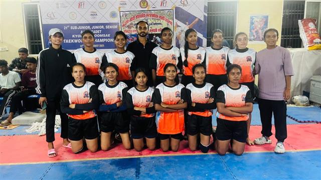 महाविद्यालय की कबड्डी टीम ने परिक्षेत्र स्तरीय कबड्डी (महिला) प्रतियोगिता 2025-26 में भाग लिया।